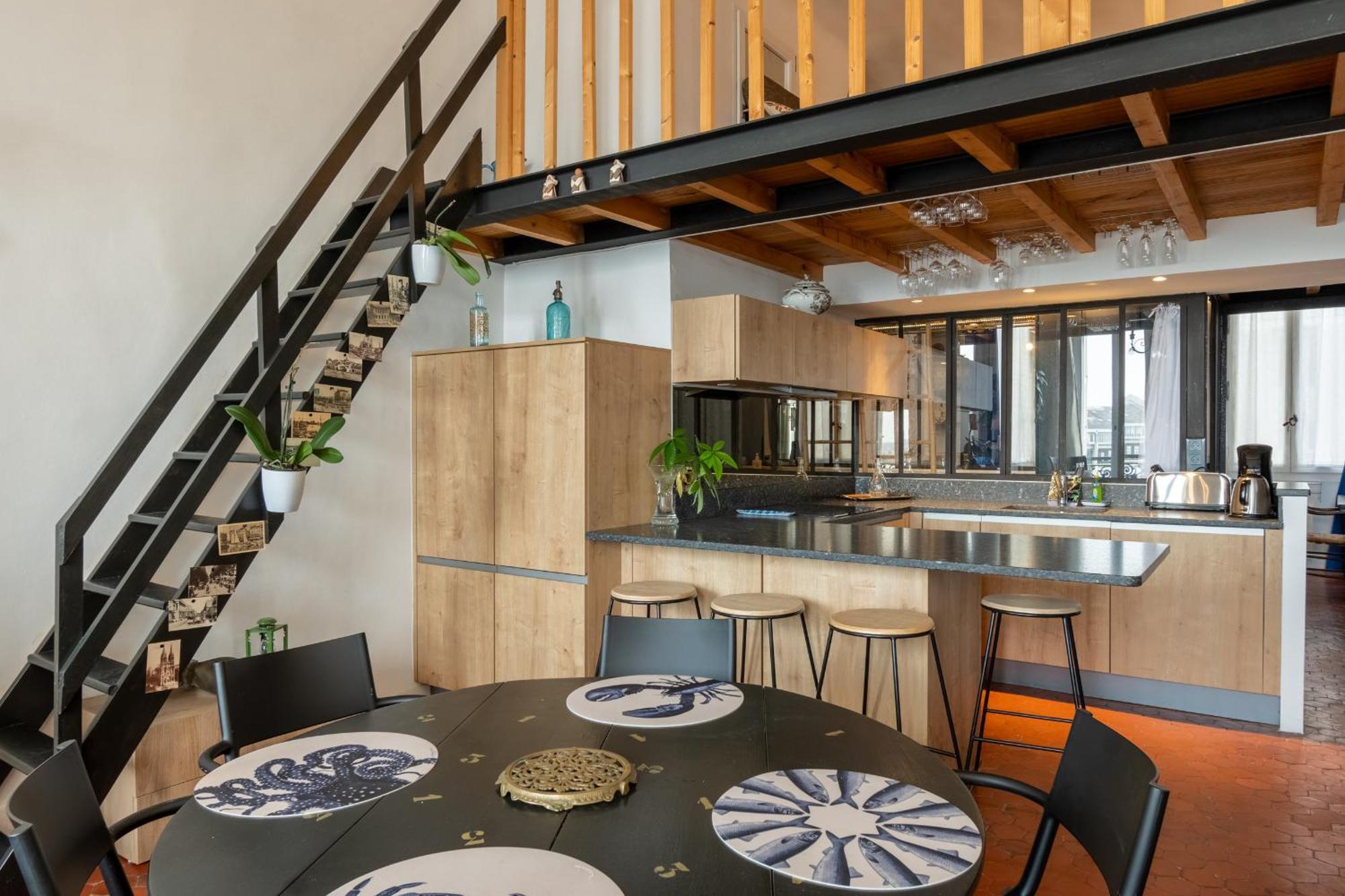 A 50m Et Face A La Mer, Proche Vieux Port -4 A 5 Pers - Classe 4 Etoiles - 80m2 Apartment